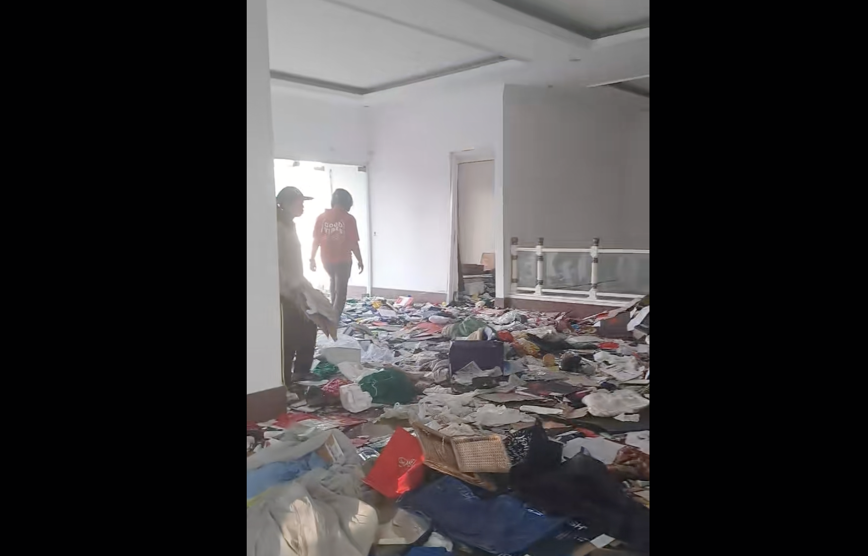 Kondisi rumah Uya Kuya yang dijarah. (TikTok/nirmala1295)